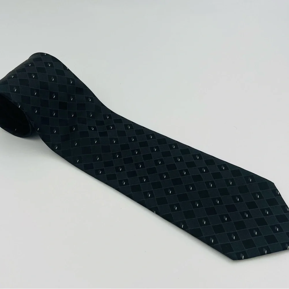 Van Heusen studio Black 100% silk Diamond Argyle Classic Tie